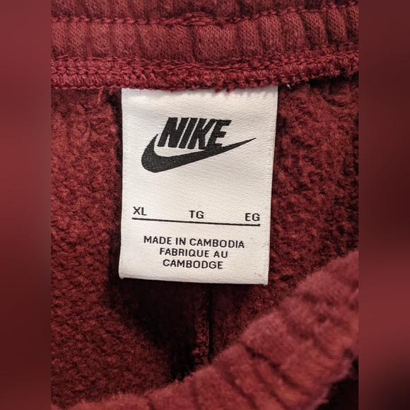 NIKE Boys (Unisex) 2 Piece Outfit, Size Youth XL  Burgundy/Wine in color, EUC. - Picture 11 of 12
